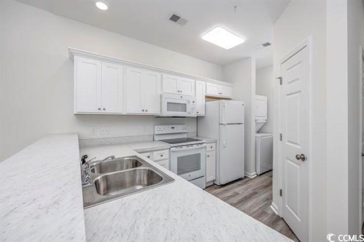 Don't miss this opportunity on a 2 year old like new 2 bedroom 2 - photo 2
