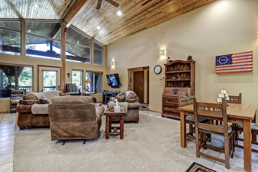 This lovely, well-maintained home is convenient to everything! - photo 2