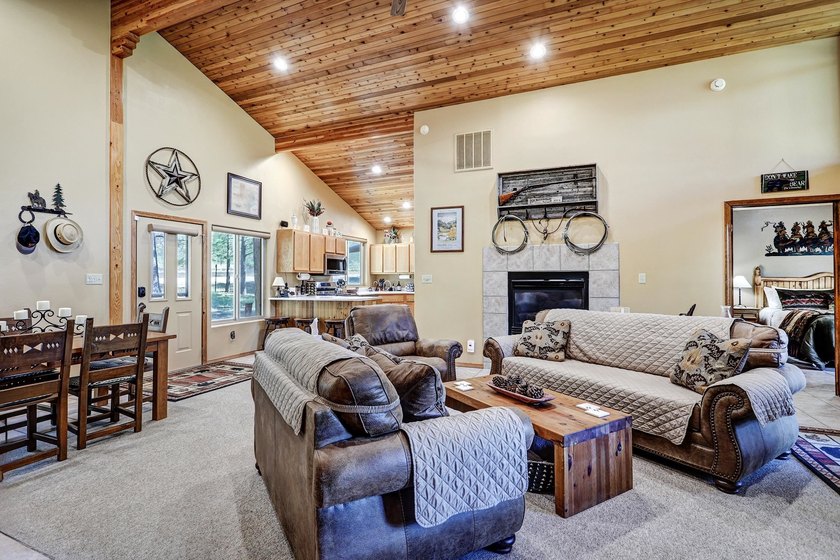 This lovely, well-maintained home is convenient to everything! - photo 3