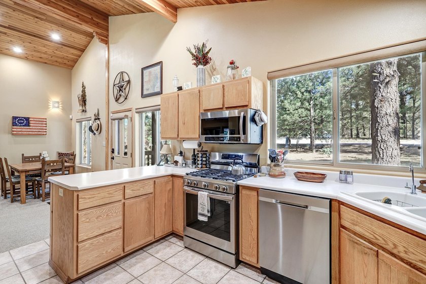 This lovely, well-maintained home is convenient to everything! - photo 5