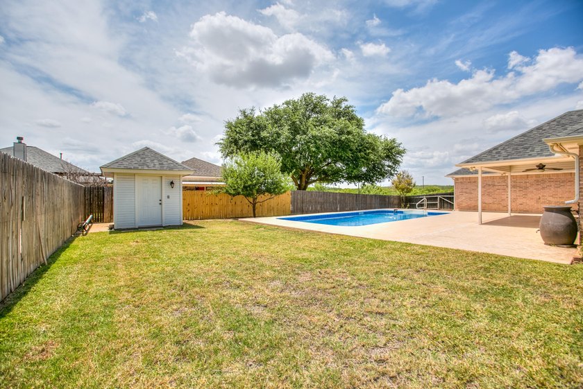 Welcome to this beautifully updated 3-bedroom, 2-bath home in - photo 34
