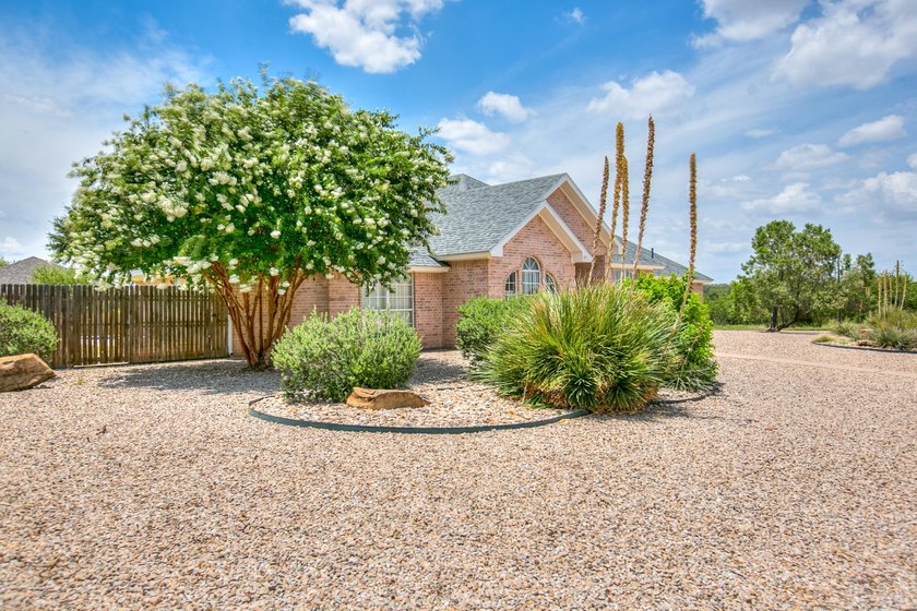 Welcome to this beautifully updated 3-bedroom, 2-bath home in - photo 38