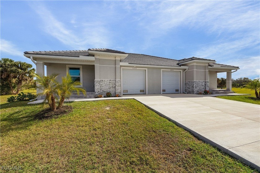 Brand new custom built duplex with 6 bedrooms, 4 bathrooms, 2 - photo 2