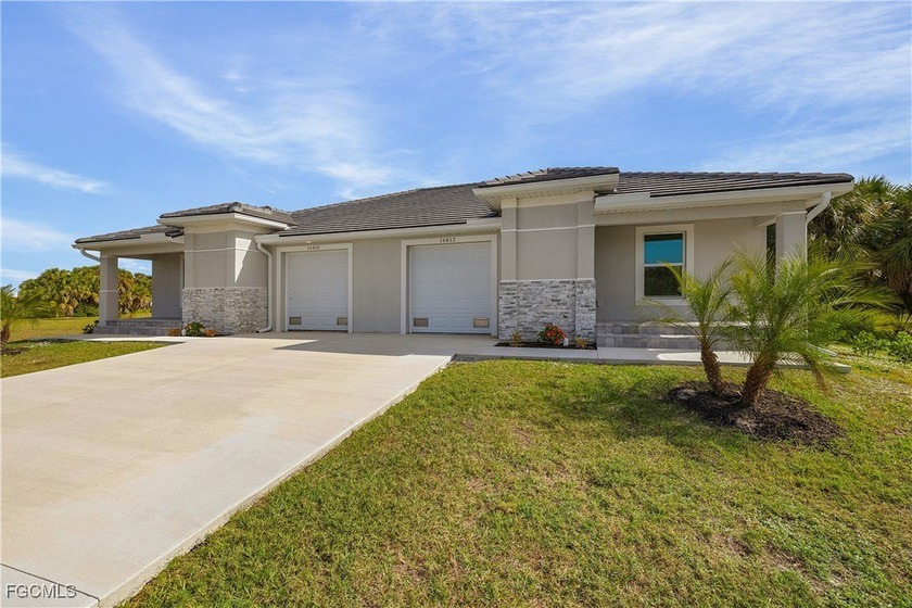 Brand new custom built duplex with 6 bedrooms, 4 bathrooms, 2 - photo 3