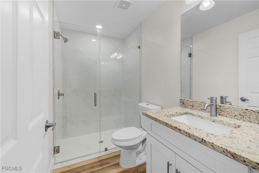 Brand new custom built duplex with 6 bedrooms, 4 bathrooms, 2 - photo 9