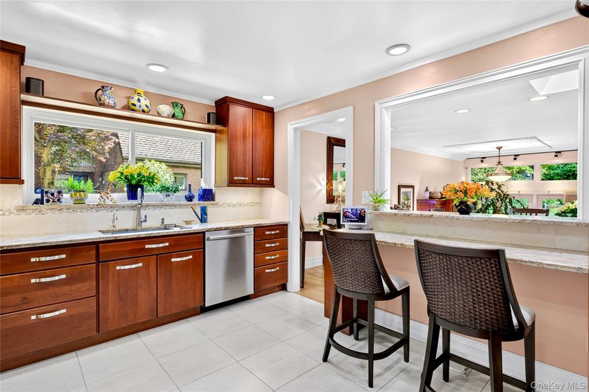 Discover luxury living at 20 Fox Ridge, a highly sought after - photo 5