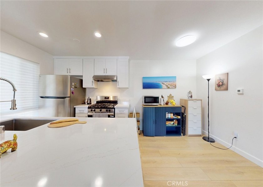 Welcome Home to 2835 S Fairview #H. This Beautifully Upgraded - photo 5