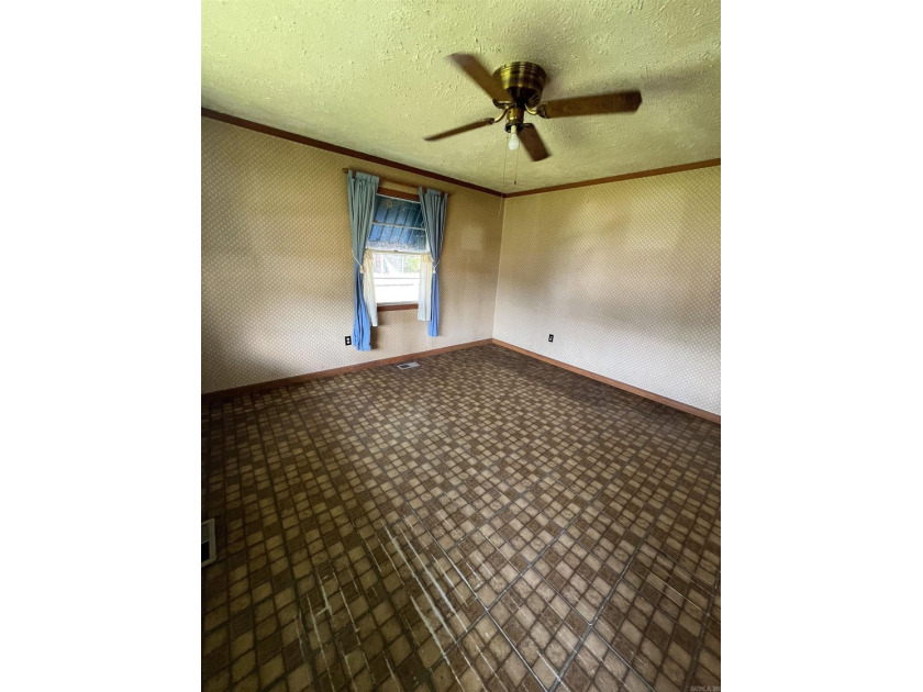 Lakefront fixer-upper with incredible potential! Prime location - photo 3