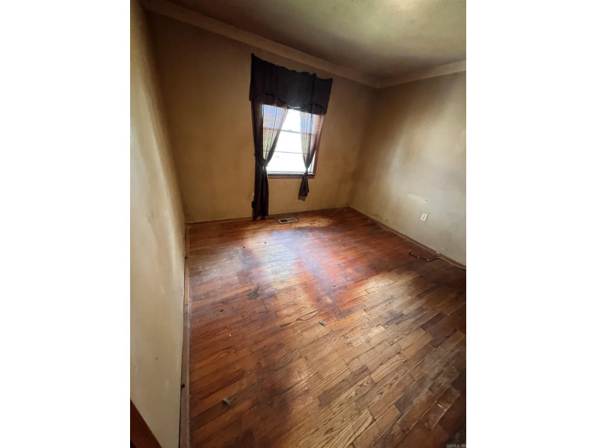Lakefront fixer-upper with incredible potential! Prime location - photo 8