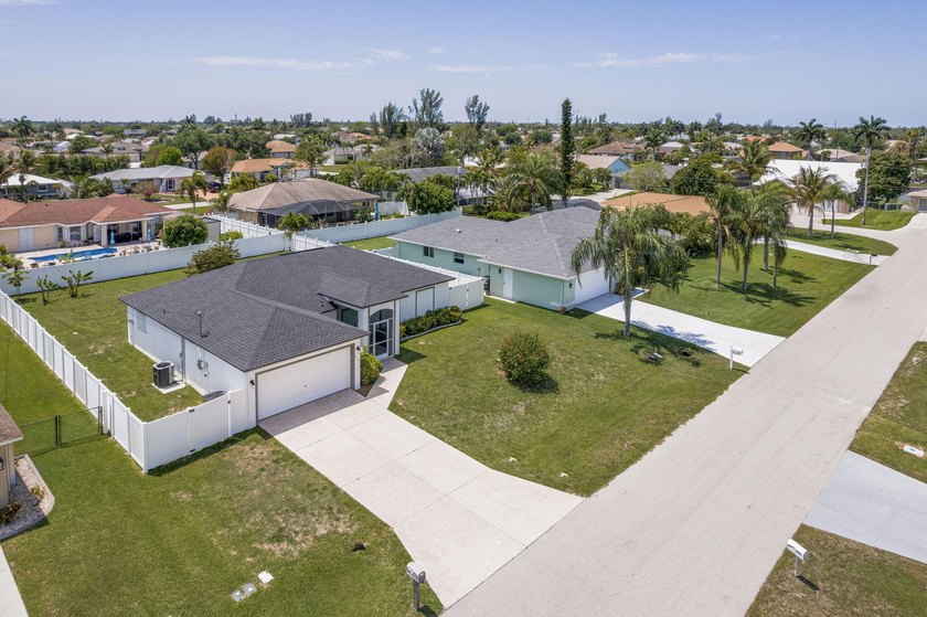 Beautifully updated home in desirable SE Cape Coral w/NO HOA! - photo 2