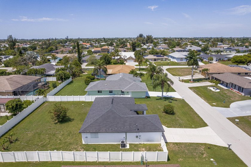 Beautifully updated home in desirable SE Cape Coral w/NO HOA! - photo 3