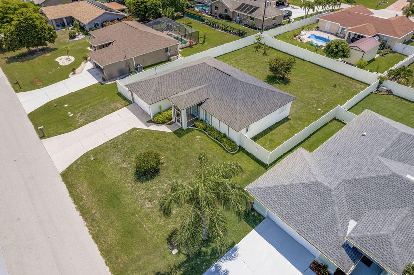 Beautifully updated home in desirable SE Cape Coral w/NO HOA! - photo 5
