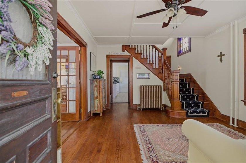 Beautifully restored Colonial blending Newport's timeless - photo 3