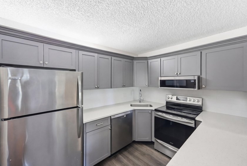 Tastefully updated 1BR/1BA condo in the gated community of Pine - photo 9