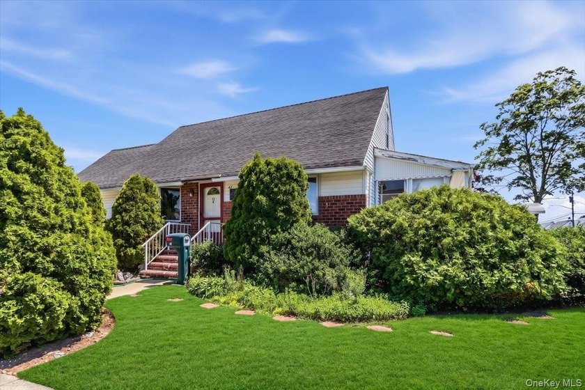 Welcome to 42 Larch Street in Hicksville, a well-maintained cape - photo 3