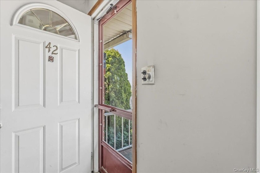 Welcome to 42 Larch Street in Hicksville, a well-maintained cape - photo 4