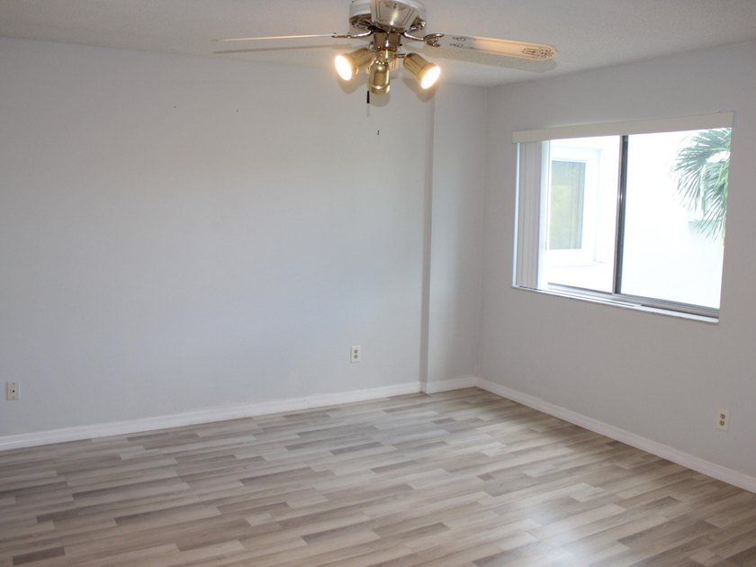 Welcome to this thoughtfully designed three-bedroom - photo 11