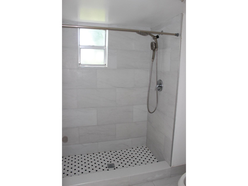 Welcome to this thoughtfully designed three-bedroom - photo 14