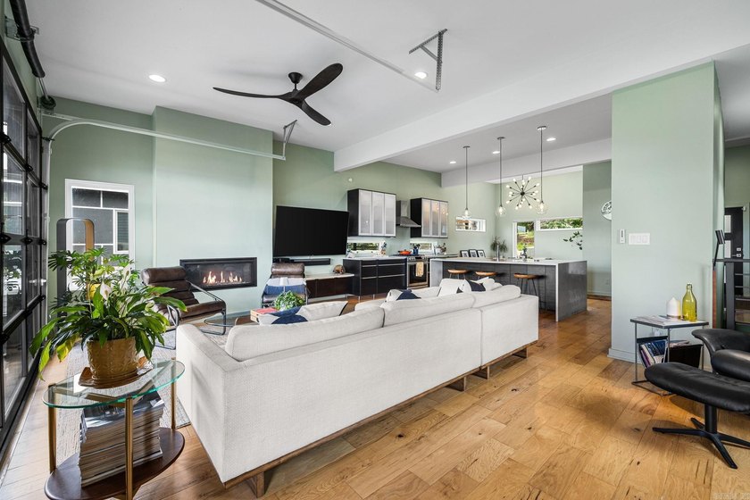 Perched above The Capitol, this contemporary retreat is designed - photo 17