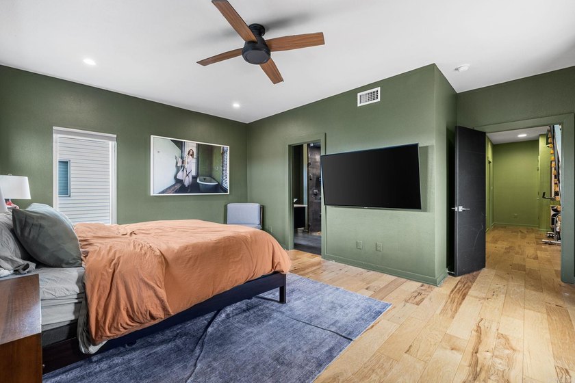 Perched above The Capitol, this contemporary retreat is designed - photo 29