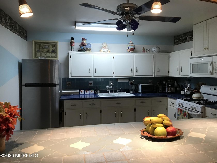 Pride of ownership abounds in this lovingly maintained 2 bedroom - photo 4