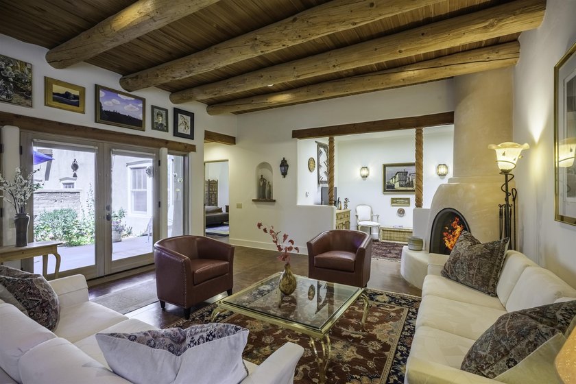 OPEN, LIGHT-FILLED SINGLE-LEVEL CONDOMINIUM IN THE HIGHLY - photo 8