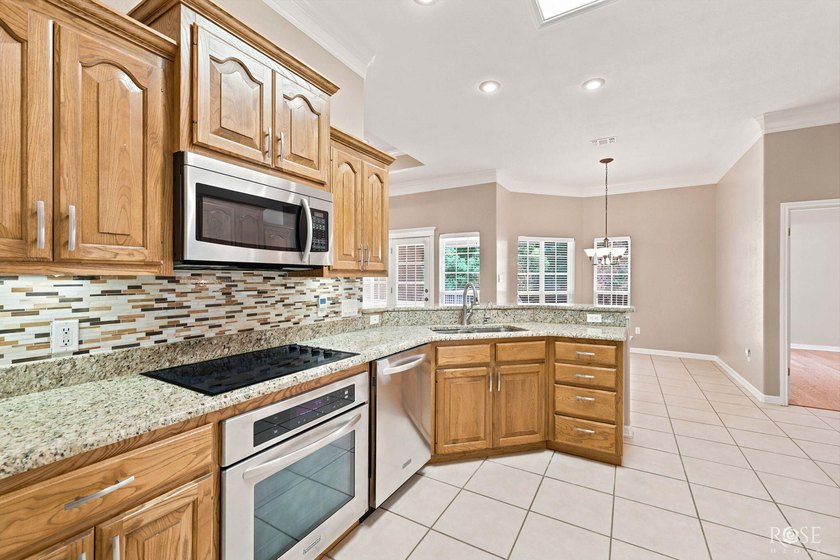 This beautiful home offers spacious living with soaring ceilings - photo 15