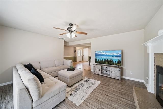 Super cute remodeled 3bed 2 bathroom home in the Heart of - photo 6