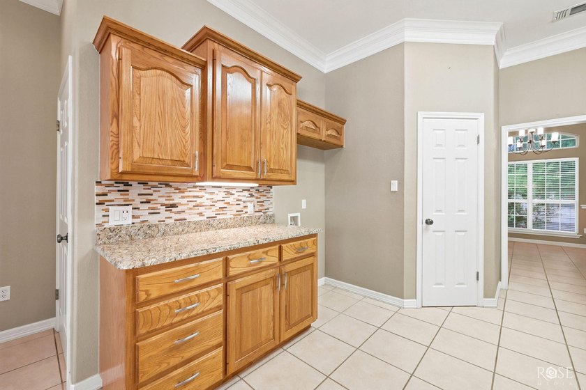 This beautiful home offers spacious living with soaring ceilings - photo 16