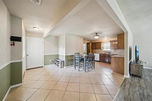 Super cute remodeled 3bed 2 bathroom home in the Heart of - photo 8