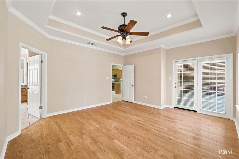 This beautiful home offers spacious living with soaring ceilings - photo 20
