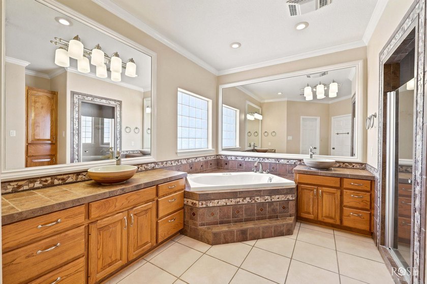 This beautiful home offers spacious living with soaring ceilings - photo 21