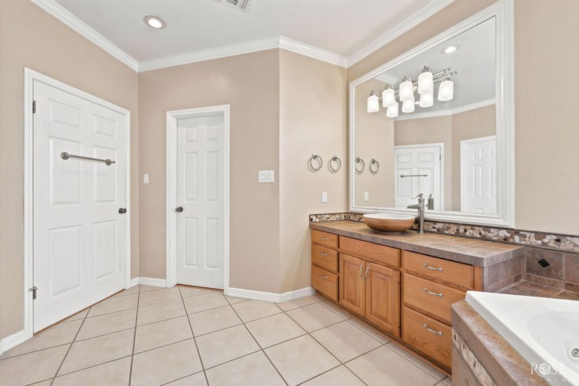 This beautiful home offers spacious living with soaring ceilings - photo 23