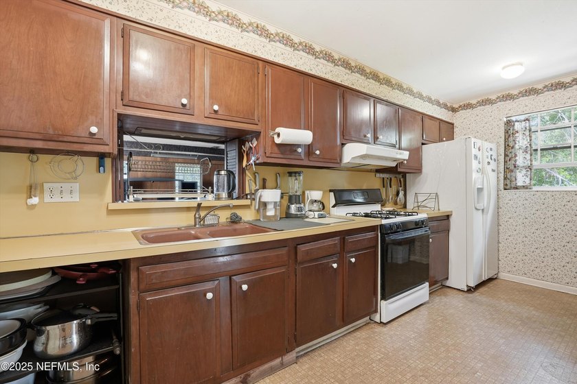 Discover this inviting and low-maintenance 3-bedroom, 2-bath - photo 8