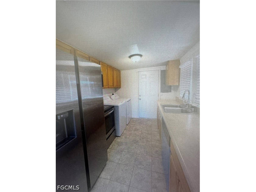 Charming 3 bedroom 1 bath. Brand new appliances, remodeled - photo 3