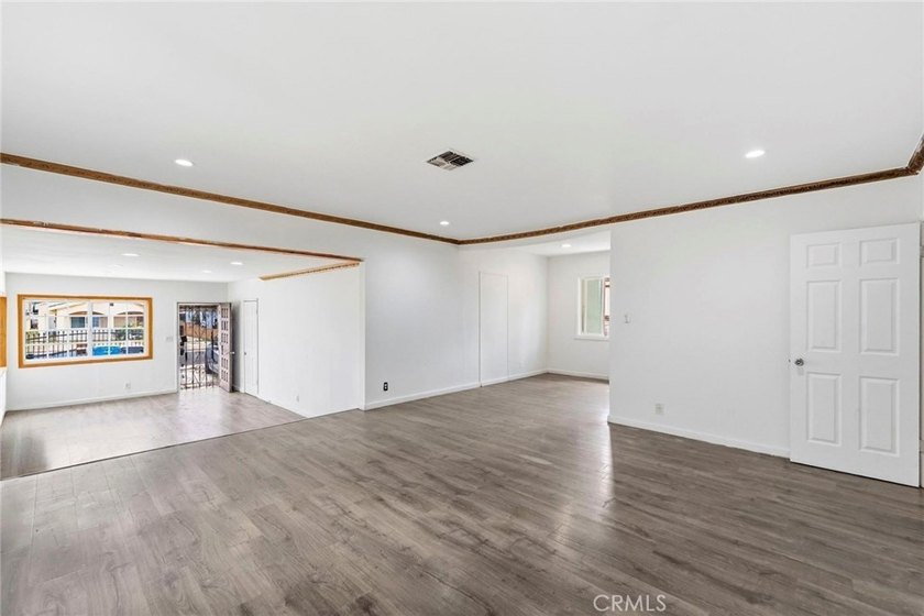 House with an ADU! This versatile property features a 3-bedroom - photo 4