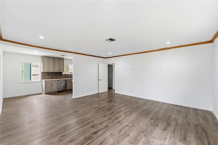 House with an ADU! This versatile property features a 3-bedroom - photo 5