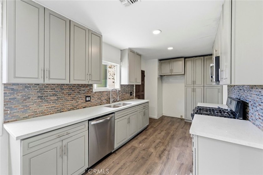 House with an ADU! This versatile property features a 3-bedroom - photo 6