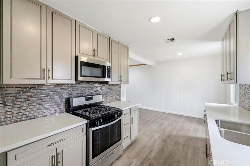 House with an ADU! This versatile property features a 3-bedroom - photo 7