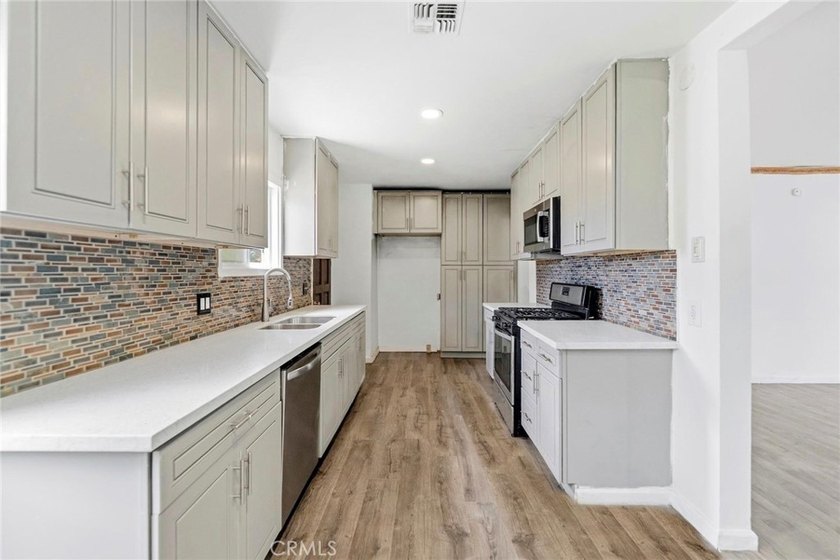 House with an ADU! This versatile property features a 3-bedroom - photo 8