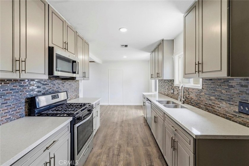 House with an ADU! This versatile property features a 3-bedroom - photo 9