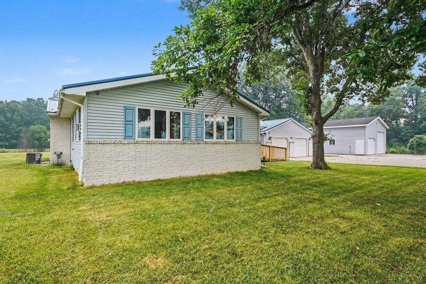 Excellent find! This spacious 4 BR, 3 BA ranch on 1.4 acres in - photo 3