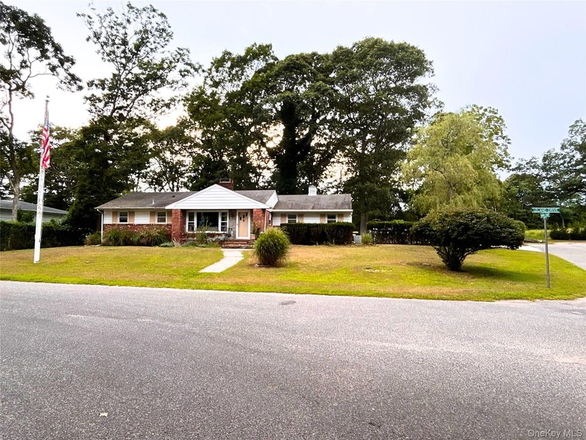 Charming ranch-style home featuring 3 bedrooms, 2 bathrooms, and - photo 17