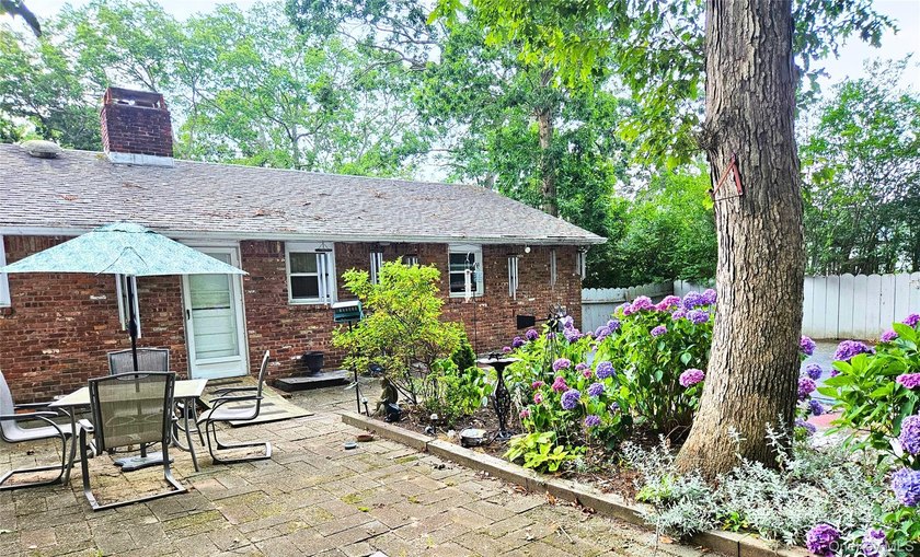 Charming ranch-style home featuring 3 bedrooms, 2 bathrooms, and - photo 18