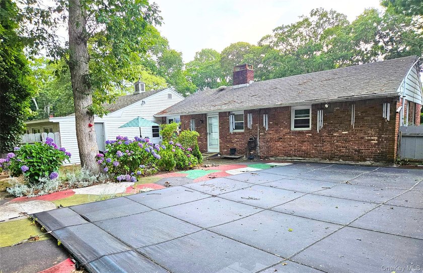 Charming ranch-style home featuring 3 bedrooms, 2 bathrooms, and - photo 19