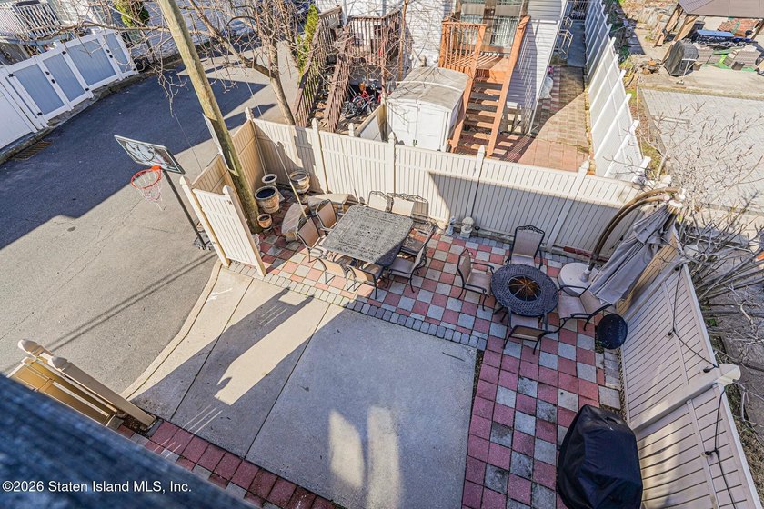 Well-maintained, over 2,000 sq ft detached two-family home - photo 34