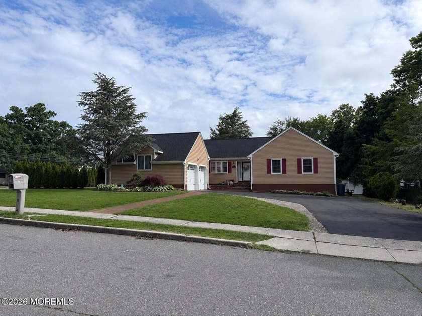 Welcome to this beautifully maintained 3-bedroom, 2.5-bath home - photo 2