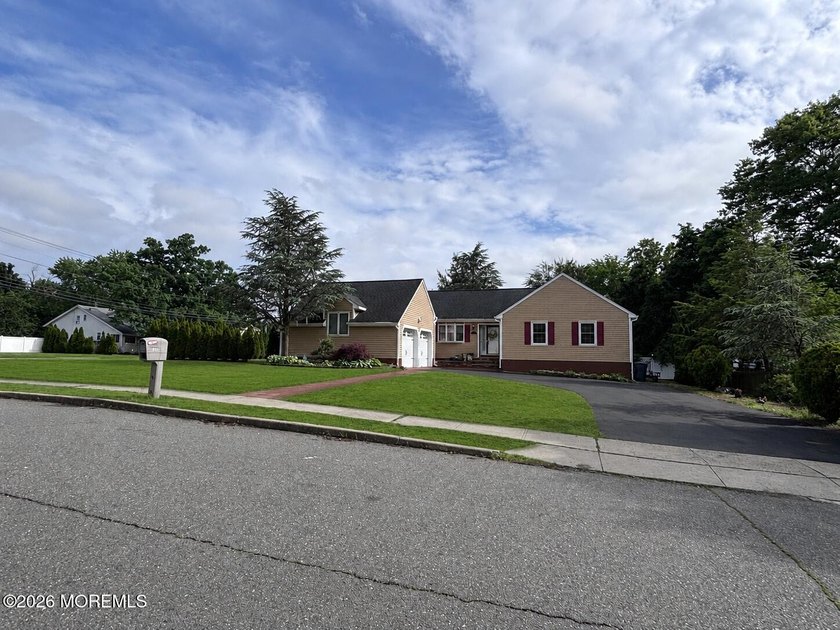 Welcome to this beautifully maintained 3-bedroom, 2.5-bath home - photo 3