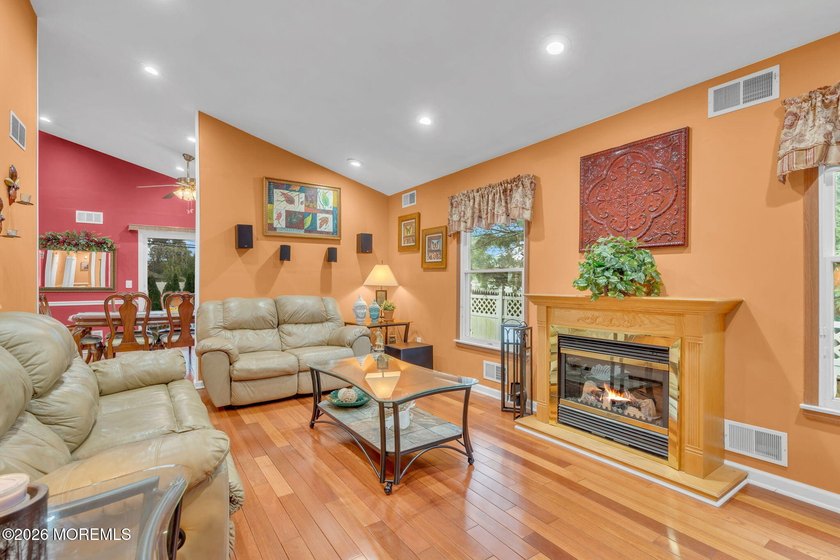 Welcome to this beautifully maintained 3-bedroom, 2.5-bath home - photo 8