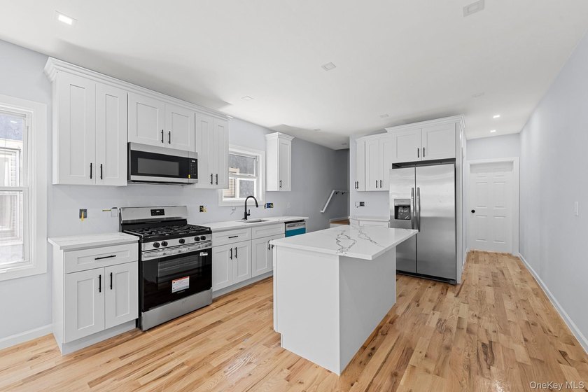 Welcome to this beautifully appointed single-family townhouse - photo 3